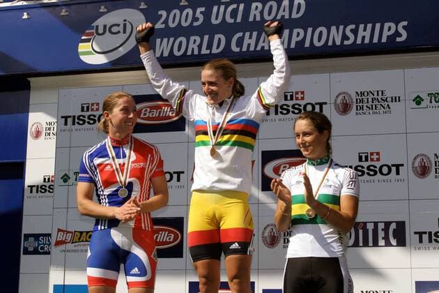 Siegerehrung der WM 2005, v.li.: Nicole Cooke (Großbritannien, 2. Platz), Siegerin Regina Schleicher (Deutschland) und Oenone Wood (Australien, 3. Platz) -  Radsport WM Damen Weltmeisterschaft 2005, Straßenradsport, Straße, Rad, Vdig Gruppe Madrid Freude,
