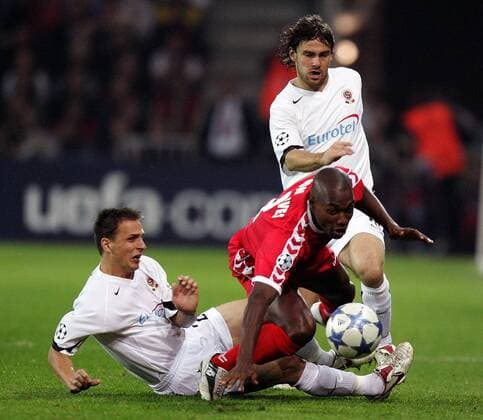 Jose Goncalves (Thun, Mitte) gegen Zdenek Pospech (li.) und Karol Kisel (beide Sparta Prag) Fußball EC 1 Herren Champions League 2005 2006, FC Thun - AC Sparta Prag Gruppe Thun Dynamik,