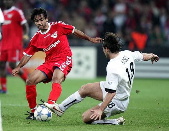 Adriano Pimenta (Thun, li.) gegen Karol Kisel (Sparta Prag) Fußball EC 1 Herren Champions League 2005 2006, FC Thun - AC Sparta Prag Gruppe Thun Dynamik,