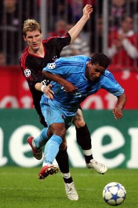 Jason Vandelannoite (FC Brügge, re.) wird von Bastian Schweinsteiger (Bayern) gefoult Fußball EC 1 Herren Champions League 2005 2006, FC Bayern München - Club Brügge KV 1:0 Gruppe München Dynamik, Kampf,