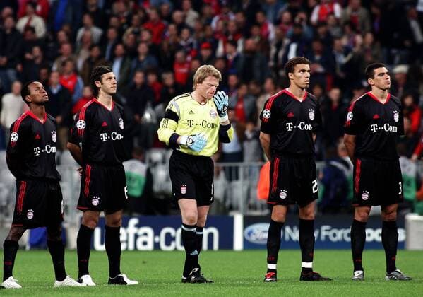 Torwart Oliver Kahn (Mitte) spuckt während der Mannschaftsvorstellung in die Hände, daneben v. li.: Ze Roberto, Martin Demichelis, Valerien Ismael und Lucio (alle Bayern) Fußball EC 1 Herren Champions League 2005 2006, FC Bayern München Gruppe München