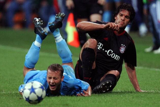 Jonathan Blondel (FC Brügge, li.), gefoult von Michael Ballack (Bayern) Fußball EC 1 Herren Champions League 2005 2006, FC Bayern München - Club Brügge KV 1:0 Gruppe München Kampf,