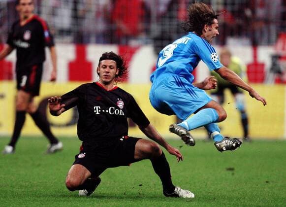 Martin Demichelis (Bayern, li.) läßt Sven Vermant (FC Brügge) über die Klinge springen Fußball EC 1 Herren Champions League 2005 2006, FC Bayern München - Club Brügge KV 1:0 Gruppe München Dynamik, Kampf,