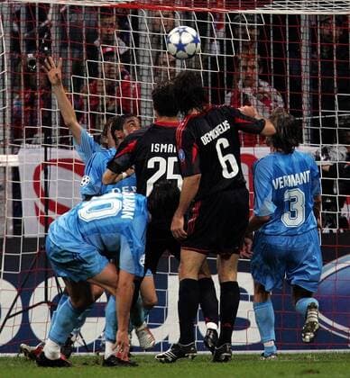 Martin Demichelis (Mitte, vorn) erzielt das 1:0, davor Valerien Ismael (beide Bayern), Sven Vermant (re.) und Bosko Balaban (li., beide FC Brügge) können nur zuschauen Fußball EC 1 Herren Champions League 2005 2006, FC Bayern München - Club Brügge KV 1:0 Gruppe München Dynamik,