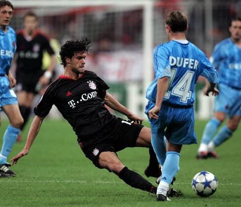 Michael Ballack (Bayern, li.) gegen Gregory Dufer (FC Brügge) Fußball EC 1 Herren Champions League 2005 2006, FC Bayern München - Club Brügge KV 1:0 Gruppe München Dynamik, Kampf,
