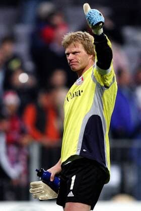 Torwart Oliver Kahn (Bayern) bedankt sich bei den Anhängern Fußball EC 1 Herren Champions League 2005 2006, FC Bayern München Einzelbild München Freude,