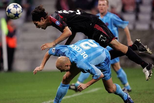 Jose Paolo Guerrero (Bayern, oben) gegen Olivier de Cock (FC Brügge) Fußball EC 1 Herren Champions League 2005 2006, FC Bayern München - Club Brügge KV 1:0 Gruppe München Dynamik, Kampf,
