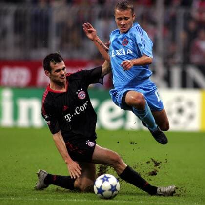 Jonathan Blondel (FC Brügge, re.) gegen Willy Sagnol (Bayern), der ins Leere grätscht Fußball EC 1 Herren Champions League 2005 2006, FC Bayern München - Club Brügge KV 1:0 Gruppe München Dynamik, Kampf,