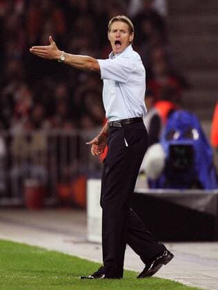 Trainer Urs Schönenberger (Thun) reklamiert lautstark Fußball EC 1 Herren Champions League 2005 2006, FC Thun Einzelbild Thun