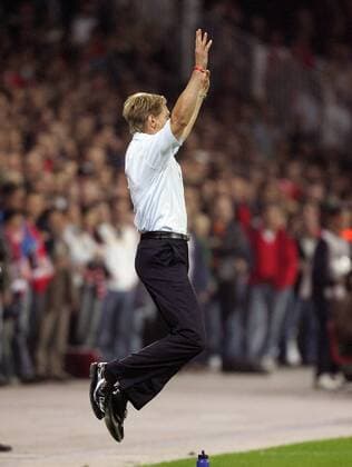 Trainer Urs Schönenberger (Thun) - Torjubel Fußball EC 1 Herren Champions League 2005 2006, FC Thun Einzelbild Thun Begeisterung, Freude,