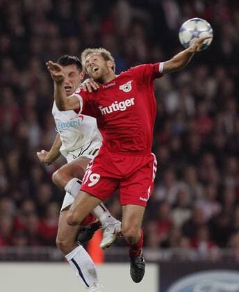 Silvan Aegerter (Thun, re.) gegen Miroslav Slepicka (Sparta Prag) Fußball EC 1 Herren Champions League 2005 2006, FC Thun - AC Sparta Prag 1:0 Gruppe Thun Dynamik, Kampf,