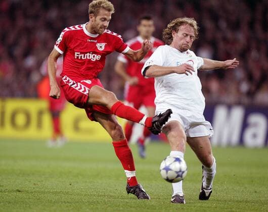 Silvan Aegerter (Thun, li.) zieht gegen Lukas Zelenka (Sparta Prag) ab Fußball EC 1 Herren Champions League 2005 2006, FC Thun - AC Sparta Prag 1:0 Gruppe Thun Dynamik,