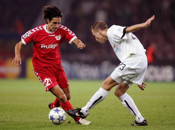 Nelson Ferreira (Thun, li.) gegen Michal Kadlec (Sparta Prag) Fußball EC 1 Herren Champions League 2005 2006, FC Thun - AC Sparta Prag 1:0 Gruppe Thun Dynamik,