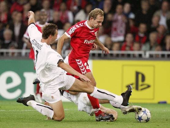 Mauro Lustrinelli (Thun, re.) gegen Adam Petrous (Sparta Prag) Fußball EC 1 Herren Champions League 2005 2006, FC Thun - AC Sparta Prag 1:0 Gruppe Thun Dynamik, Kampf,