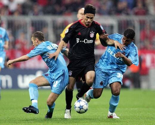 Jose Paolo Guerrero (Bayern, Mitte) gegen Jonathan Blondel (li.) und Jason Vandelanoitte (beide FC Brügge) Fußball EC 1 Herren Champions League 2005 2006, FC Bayern München - Club Brügge KV 1:0 Gruppe München Dynamik, Kampf,