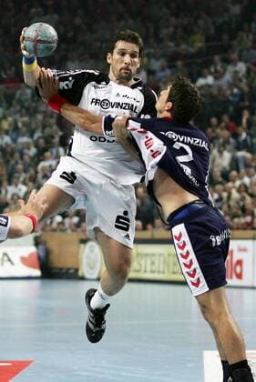 Stefan Lövgren (Kiel, li.) gegen Glenn Solberg (Flensburg) Handball 1. BL Herren DHB Pokal 2005 2006, Pokalspiel, THW Kiel - SG Flensburg Handewitt 35:32 n.V. Gruppe Kiel Dynamik,