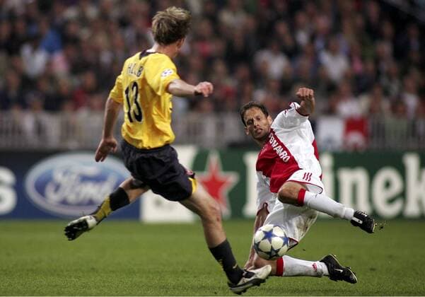 Olaf Lindenbergh (Ajax, re.) gegen Aliaksandr Hleb (Arsenal) -  Fußball EC 1 Herren Champions League 2005 2006, Ajax Amsterdam - Arsenal FC London 1:2 Gruppe Amsterdam Dynamik, Kampf,