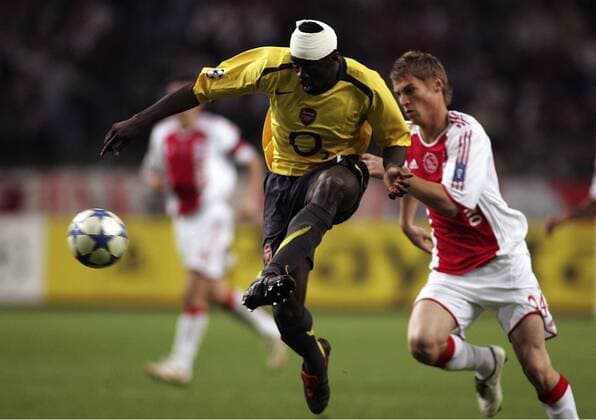 Kolo Toure (Arsenal, li.) gegen Markus Rosenberg (Ajax) -  Fußball EC 1 Herren Champions League 2005 2006, Ajax Amsterdam - Arsenal FC London 1:2 Gruppe Amsterdam Dynamik,