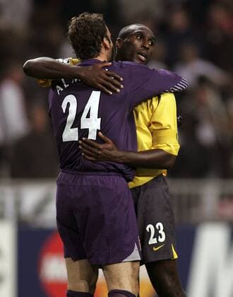Sol Campbell (re.) und Torwart Manuel Almunia Rivero (beide Arsenal) - Schlußjubel -  Fußball EC 1 Herren Champions League 2005 2006, Arsenal FC London Gruppe Amsterdam Freude,
