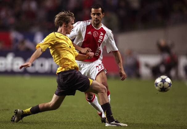 Aliaksandr Hleb (Arsenal, li.) gegen Juanfran (Ajax) -  Fußball EC 1 Herren Champions League 2005 2006, Ajax Amsterdam - Arsenal FC London 1:2 Gruppe Amsterdam Dynamik,