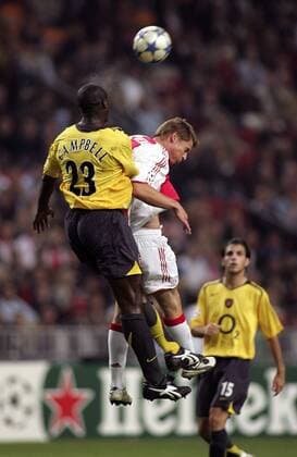 Sol Campbell (Arsenal, li.) gegen Markus Rosenberg (Ajax) -  Fußball EC 1 Herren Champions League 2005 2006, Ajax Amsterdam - Arsenal FC London 1:2 Gruppe Amsterdam Dynamik, Höhe,