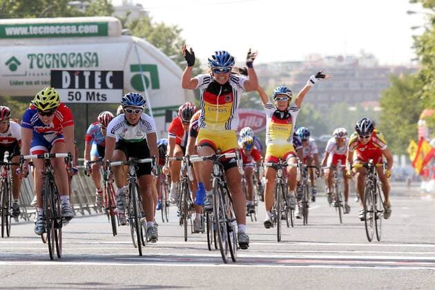 Regina Schleicher (Deutschland, Mitte) gewinnt die Rad WM 2005 vor Nicole Cooke (Großbritannien, li.) und Oenone Wood (Australien, 2.vli.), hi. jubelt auch Trixi Worrack - Radsport WM Damen Weltmeisterschaft 2005, Straßenradsport, Straße, Rad, Nationaltrikot, Totale Madrid Begeisterung, Freude,