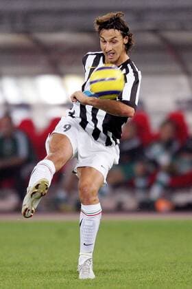 Zlatan Ibrahimovic (Juventus) zieht ab Fußball EC 1 Herren Champions League 2005 2006, Serie A, 1. Italienische Liga, Juve, Juventus Turin Einzelbild Turin Dynamik,