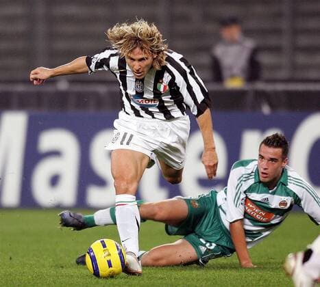 Pavel Nedved (Juventus, li.) setzt sich gegen Andreas Dober (Rapid Wien) durch Fußball EC 1 Herren Champions League 2005 2006, Juve, Juventus Turin - SK Rapid Wien 3:0 Gruppe Turin Dynamik,