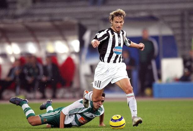 Pavel Nedved (Juventus, re.) setzt sich gegen Andreas Dober (Rapid Wien) durch Fußball EC 1 Herren Champions League 2005 2006, Juve, Juventus Turin - SK Rapid Wien 3:0 Gruppe Turin Dynamik,