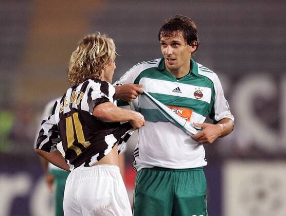 Pavel Nedved (Juventus, li.) - Trikottausch mit Marek Kincl (Rapid Wien) Fußball EC 1 Herren Champions League 2005 2006, Juve, Juventus Turin - SK Rapid Wien 3:0 Gruppe Turin