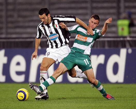 Gianluca Zambrotta (Juventus, li.) gegen Steffen Hofmann (Rapid Wien) Fußball EC 1 Herren Champions League 2005 2006, Juve, Juventus Turin - SK Rapid Wien 3:0 Gruppe Turin Dynamik, Kampf,
