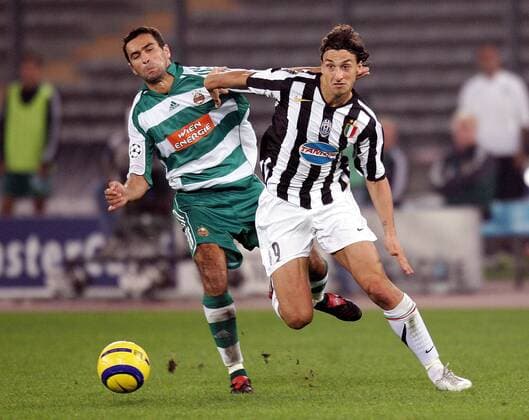 Zlatan Ibrahimovic (Juventus, re.) gegen Peter Hlinka (Rapid Wien) Fußball EC 1 Herren Champions League 2005 2006, Juve, Juventus Turin - SK Rapid Wien 3:0 Gruppe Turin Dynamik, Kampf,