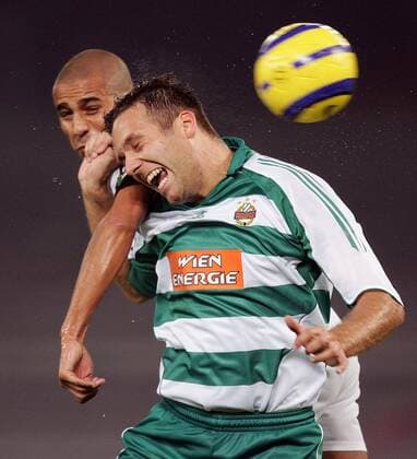 Jozef Valachovic (Rapid Wien, vorn) gegen David Trezeguet (Juventus) Fußball EC 1 Herren Champions League 2005 2006, Juve, Juventus Turin - SK Rapid Wien 3:0 Gruppe Turin Dynamik, Kampf,