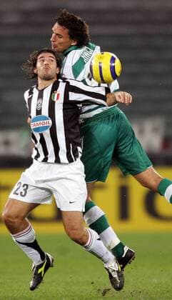 Giuliano Giannichedda (Juventus, li.) gegen Marek Kincl (Rapid Wien) Fußball EC 1 Herren Champions League 2005 2006, Juve, Juventus Turin - SK Rapid Wien 3:0 Gruppe Turin Dynamik, Kampf,