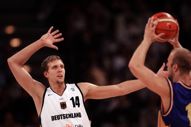 Dirk Nowitzki (Deutschland) in der Defense Basketball Länderspiel Herren Länderspiel 2005, Vorbereitung, Test, Testspiel, Nationalmannschaft, Nationalteam, Nationaltrikot Gruppe Hamburg Abwehr,