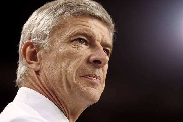 Trainer Arsene Wenger (Arsenal) skeptisch -  Fußball EC 1 Herren Champions League 2005 2006, Arsenal FC London Porträt Amsterdam Skepsis,