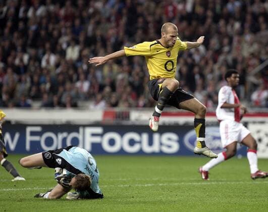 Fredrik Ljungberg (Arsenal, re.) überspringt Torwart Johannes Vonk (Ajax) -  Fußball EC 1 Herren Champions League 2005 2006, Ajax Amsterdam - Arsenal FC London 1:2 Gruppe Amsterdam Dynamik,