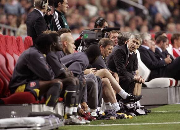 Trainer Arsene Wenger (Arsenal, re.) redet mit seinen Ersatzspielern -  Fußball EC 1 Herren Champions League 2005 2006, Arsenal FC London Totale Amsterdam