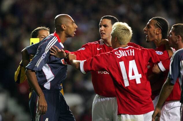 Luisao (Benfica, li.) klärt Meinungsverschiedenheiten mit, v.li.: John O Shea, Alan Smith und vor allem mit Rio Ferdinand (alle Manchester United) Fußball EC 1 Herren Champions League 2005 2006, ManU, Manchester United - Benfica Lissabon 2:1 Gruppe pan10945 Manchester Spannung  