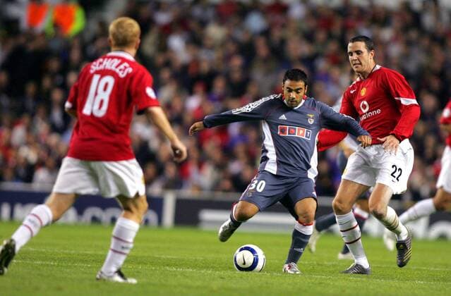Fabrizio Miccoli (Benfica, Mitte) gegen John O Shea (re.) und Paul Scholes (beide Manchester United) Fußball EC 1 Herren Champions League 2005 2006, ManU, Manchester United - Benfica Lissabon 2:1 Gruppe pan10945 Manchester Dynamik,  