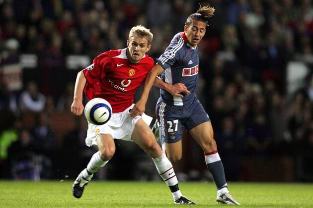 Darren Fletcher (Manchester United, li.) gegen Joao Pereira (Benfica) Fußball EC 1 Herren Champions League 2005 2006, ManU, Manchester United - Benfica Lissabon 2:1 Gruppe pan10945 Manchester Dynamik,  