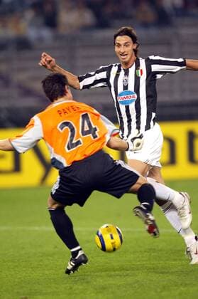 Zlatan Ibrahimovic (Juventus) gegen Torwart Helge Payer (Rapid Wien) Fußball EC 1 Herren Champions League 2005 2006, Juventus Turin - SK Rapid Wien 3:0, Juve Gruppe pan10944 Turin Dynamik,  