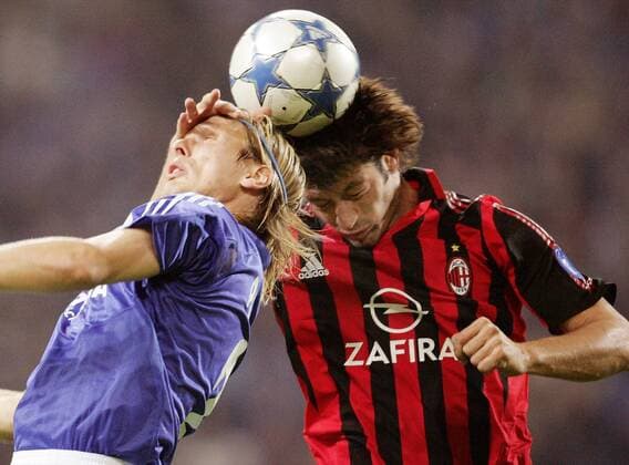 Christian Poulsen (Schalke, li.) gegen Kakha Kaladze (Milan) Fußball EC 1 Herren Champions League 2005 2006, FC Schalke 04 - AC Mailand Gruppe Gelsenkirchen Dynamik, Kampf,