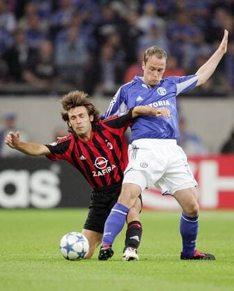 Fabian Ernst (Schalke, re.) gegen Andrea Pirlo (Milan) Fußball EC 1 Herren Champions League 2005 2006, FC Schalke 04 - AC Mailand Gruppe Gelsenkirchen Dynamik, Kampf,