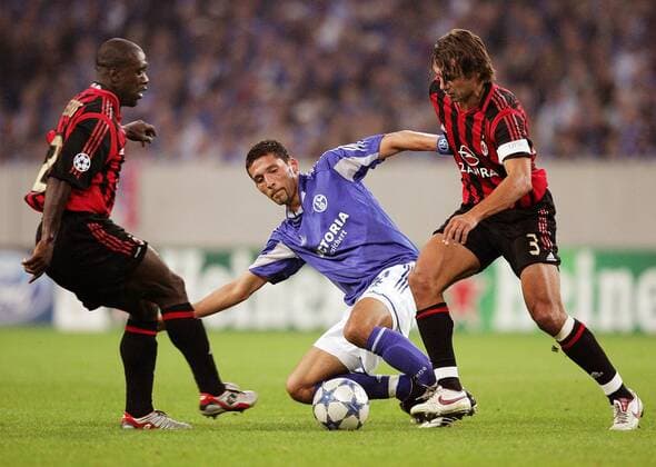 Kevin Kuranyi (Schalke, Mitte) gegen Paolo Maldini (re.) und Clarence Seedorf (beide Milan) Fußball EC 1 Herren Champions League 2005 2006, FC Schalke 04 - AC Mailand Gruppe Gelsenkirchen Dynamik,