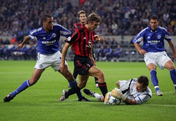 Torwart Frank Rost (Schalke) klärt vor Andriy Shevchenko (Milan, 2.v.li.) und Dario Rodriguez (li.), daneben Marcelo Jose Bordon (beide Schalke) Fußball EC 1 Herren Champions League 2005 2006, FC Schalke 04 - AC Mailand 2:2 Gruppe Gelsenkirchen Dynamik,