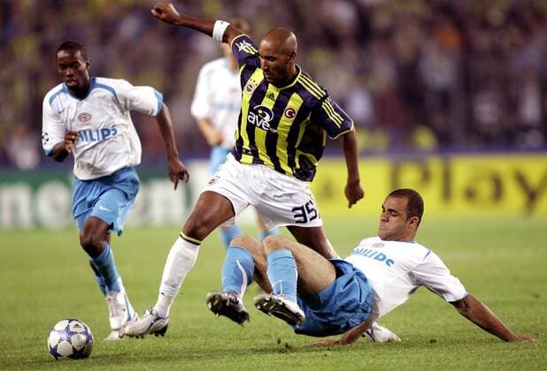 Nicolas Anelka (Fenerbahce, Mitte) gegen Alex (re.), li. DaMarcus Beasley (beide Eindhoven) -  Fußball EC 1 Herren Champions League 2005 2006, Fenerbahce Istanbul - PSV Eindhoven 3:0 Gruppe Istanbul Dynamik,