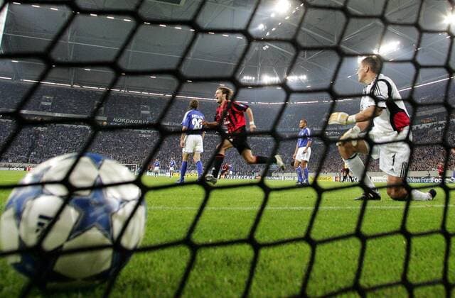 Der Ball ist im Tor - Alberto Gilardino (Milan, li.) jubelt während Torwart Frank Rost (Schalke) enttäuscht am Boden kniet Fußball EC 1 Herren Champions League 2005 2006, FC Schalke 04 - AC Mailand 2:2 Totale Gelsenkirchen Freude, Enttäuschung,