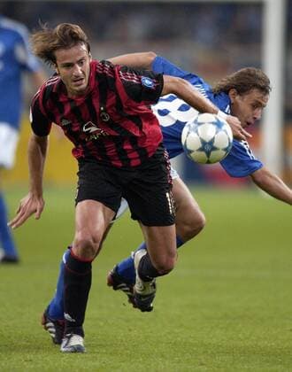 Alberto Gilardino (Milan, li.) gegen Rafinha (Schalke) Fußball EC 1 Herren Champions League 2005 2006, FC Schalke 04 - AC Mailand 2:2 Gruppe Gelsenkirchen Dynamik,