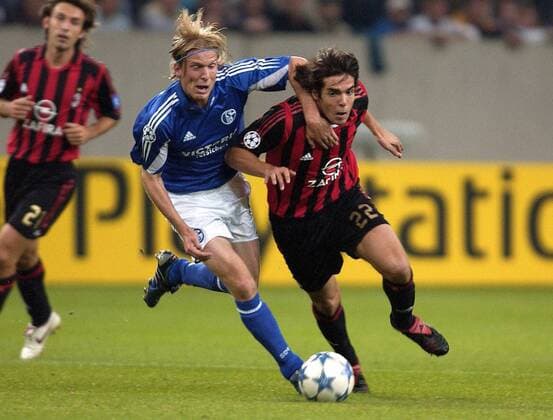Kaka (Milan, re.) gegen Christian Poulsen (Schalke) Fußball EC 1 Herren Champions League 2005 2006, FC Schalke 04 - AC Mailand 2:2 Gruppe Gelsenkirchen Dynamik, Kampf,